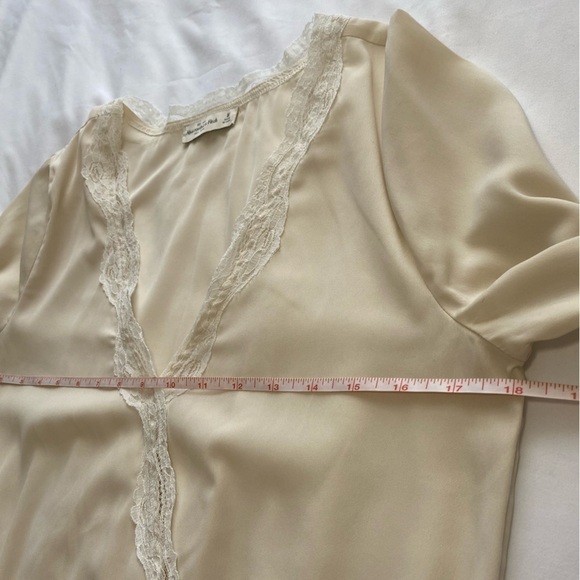Abercrombie & Fitch cream blouse v neckline with lace trim elastic waist Medium - Picture 9 of 11